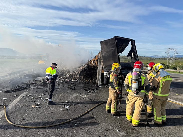 Reoberta l’AP-7 en sentit sud després d’un accident a l’Aldea amb tres camions implicats que ha provocat un mort