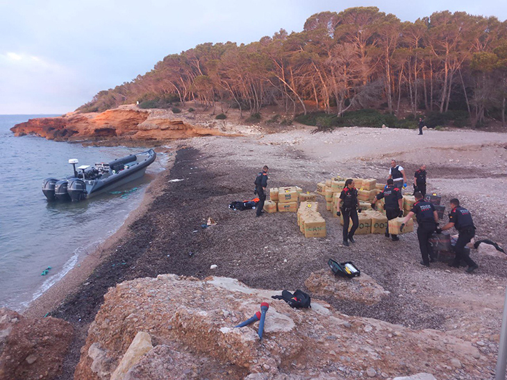Els Mossos d'Esquadra frustren el desembarcament de 4 tones d'haixix a l'Ametlla de Mar