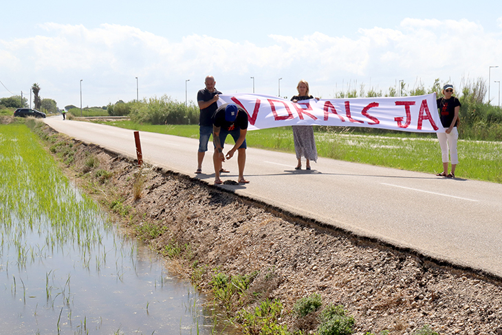 Una vintena de persones tallen la 'Carretera de la Vergonya' 