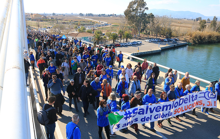 Més de 2.000 persones participen en la marxa per reclamar que arribin sediments per protegir el delta de l'Ebre