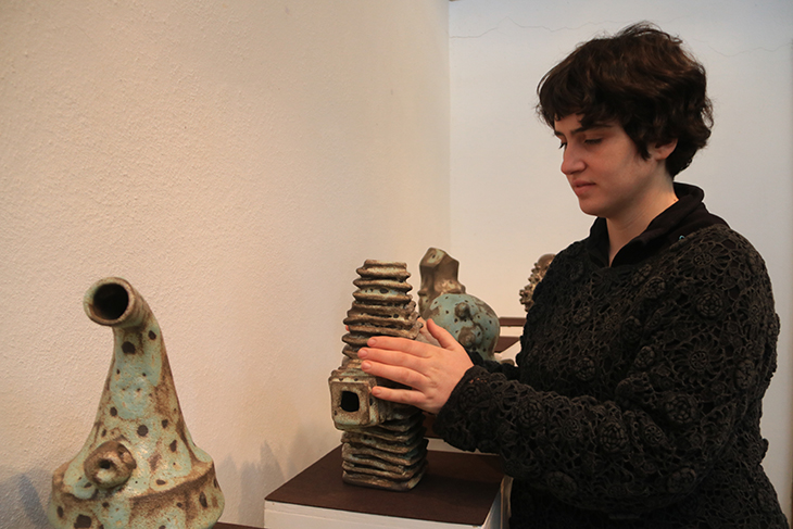 La ceràmica "salvatge" de l'artista invident Natàlia Gual, protagonista de l'exposició del Raval de l'Art de Roquetes