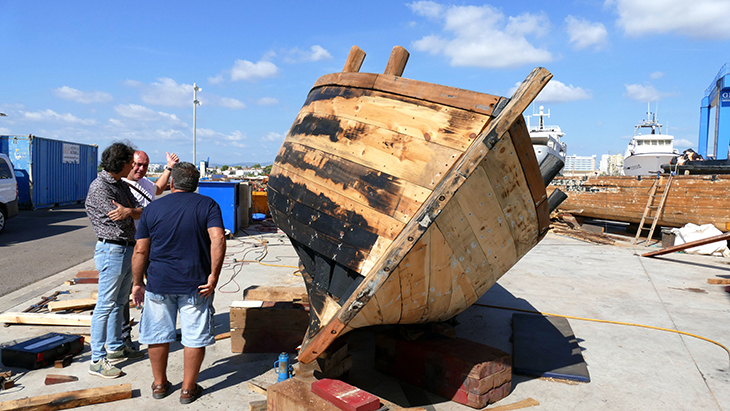 La reparació de les embarcacions que s’utilitzen al pas de barca de Flix s'allargarà fins al desembre
