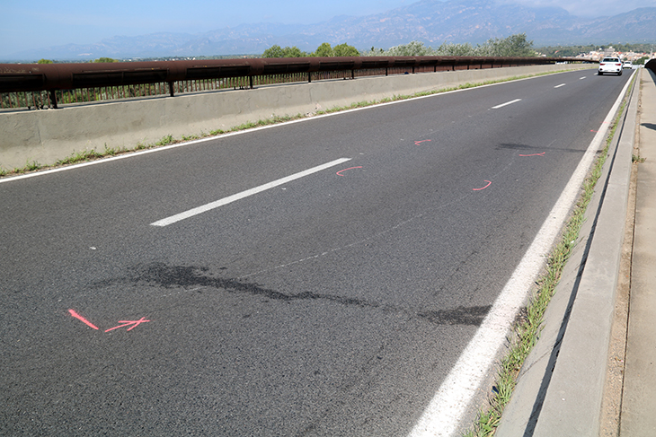 Un cotxe patrulla dels Mossos va impactar contra el ciclomotor de les dos víctimes al pont del Mil·lenari de Tortosa