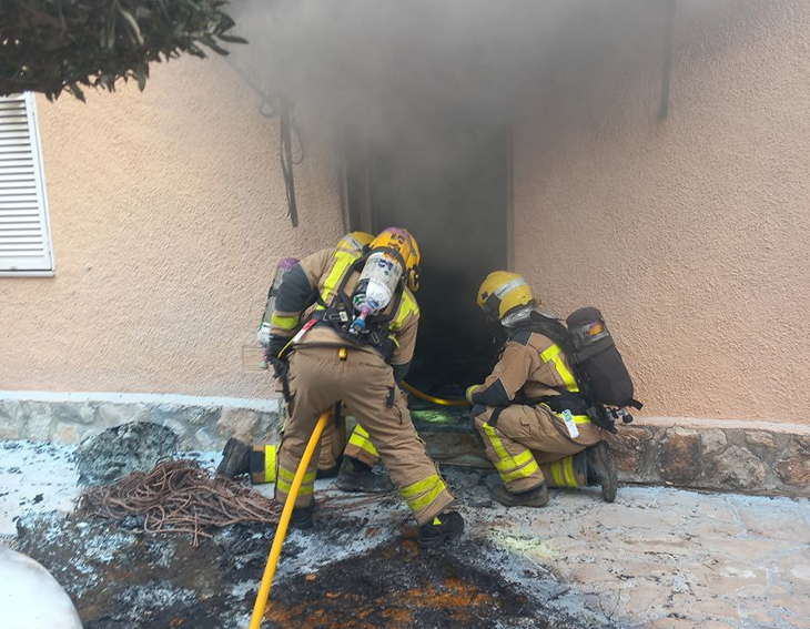 Una persona en estat crític per cremades en l’incendi d’un habitatge a l’Ampolla